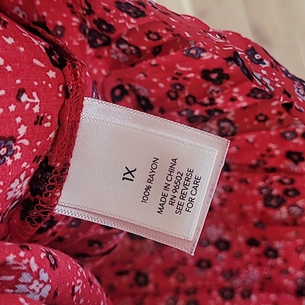 Westport Floral Red & Blue Top, Size 1X, Soft - Picture 6 of 7